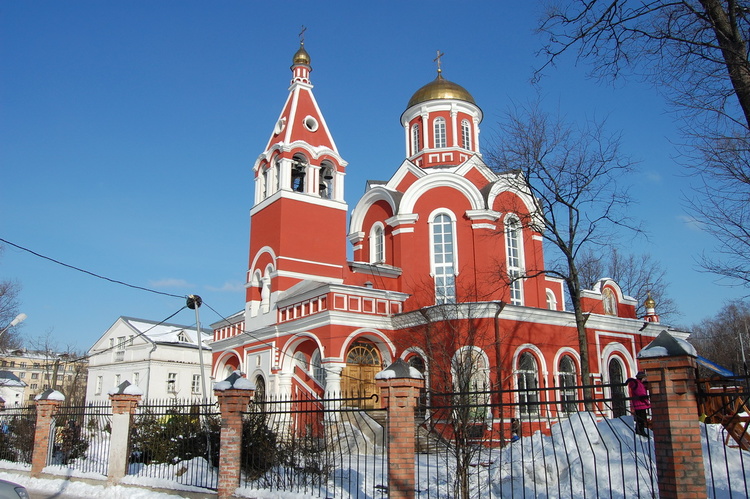 Храм синоним. Территория церкви окн.