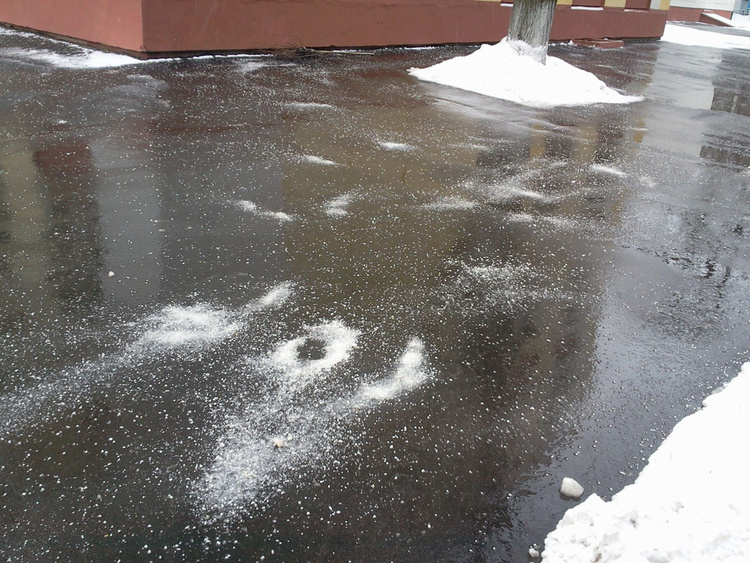 Реагенты зимой. Посыпка реагентами тротуаров. Реагент на тротуаре. Реагент для снега и льда. Посыпанные дорожки реагентами.