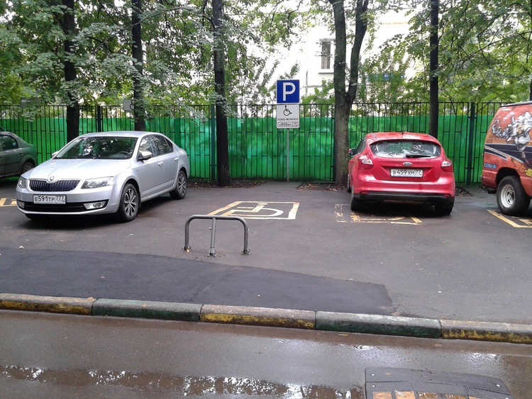 Куда жаловаться на парковку на тротуаре. Парковочное место для инвалида во дворе. Парковочные места для автомобилей. Знак парковка для инвалидов во дворе. Машиноместа для инвалидов.